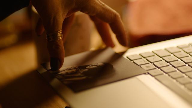 Quand tu écouteras cette chanson - Un portrait d'Anne Frank dans la main de Lola Lafon © Schuch Productions